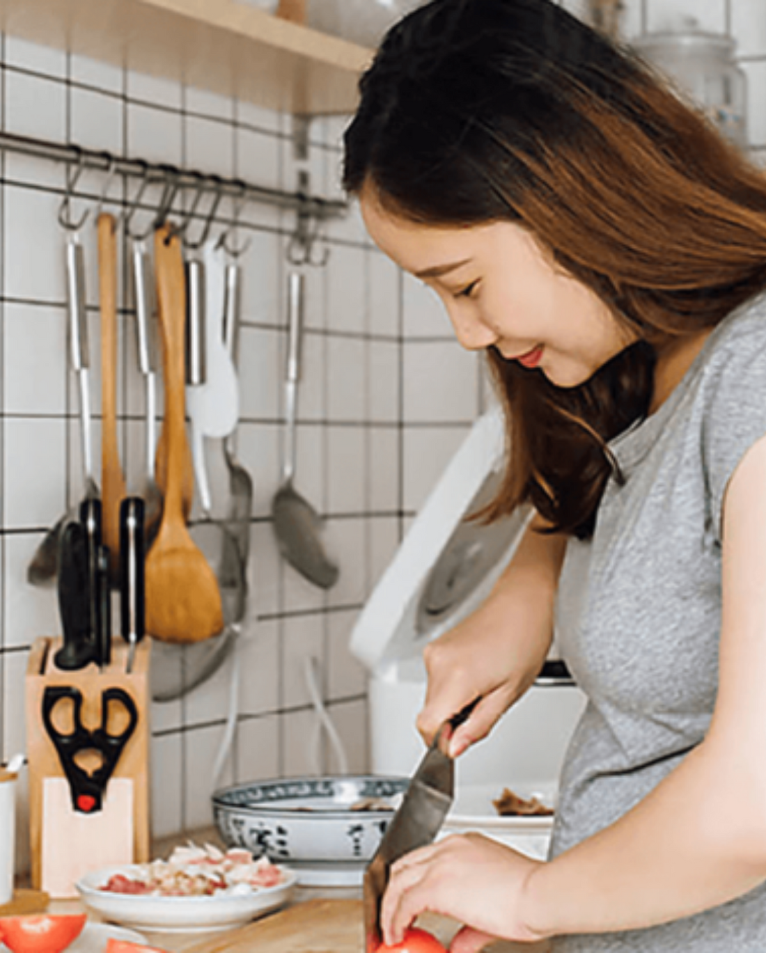 Pregnant woman preparing a healthy meal as part of a balanced pregnancy nutrition plan